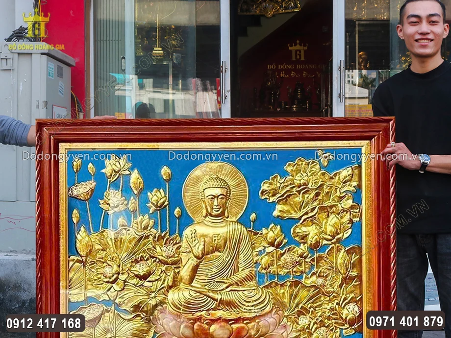 Nền tranh được sơn xanh v&ocirc; c&ugrave;ng nổi bật